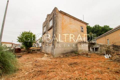Moradia T2 para Recuperar com Terreno de 455m² em São Mamede de Infesta