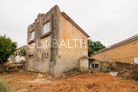 Moradia T2 para Recuperar com Terreno de 455m² em São Mamede de Infesta