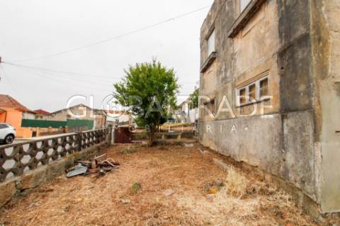 Moradia T2 para Recuperar com Terreno de 455m² em São Mamede de Infesta