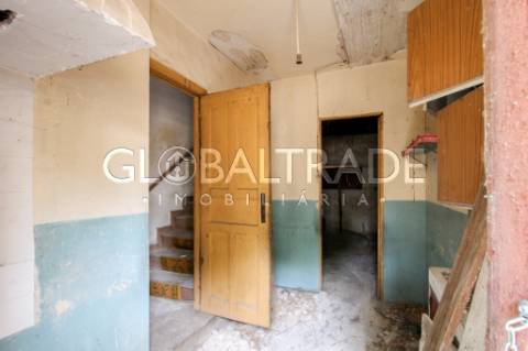 Moradia T2 para Recuperar com Terreno de 455m² em São Mamede de Infesta