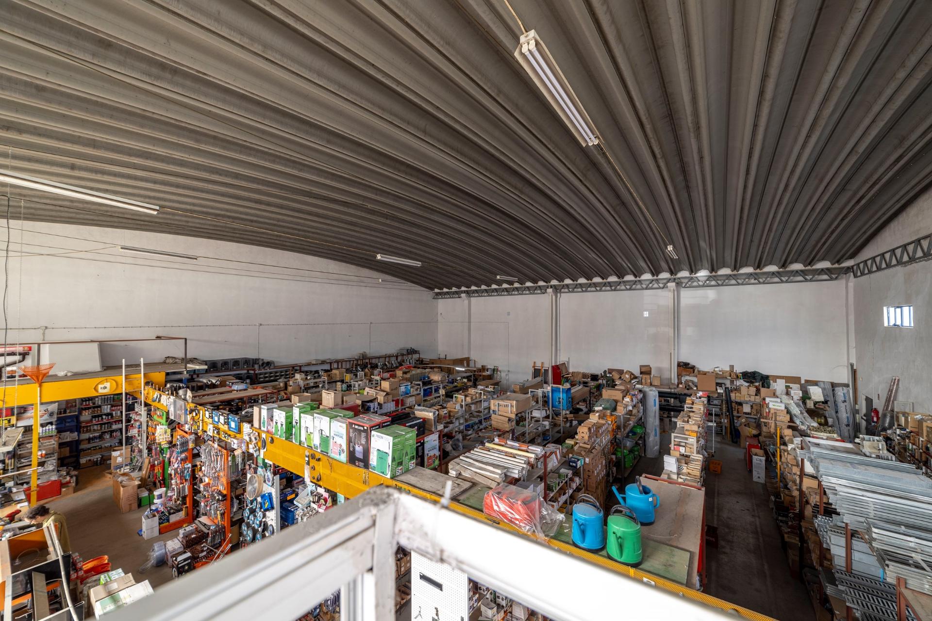 Armazém  Venda em Romeira e Várzea,Santarém