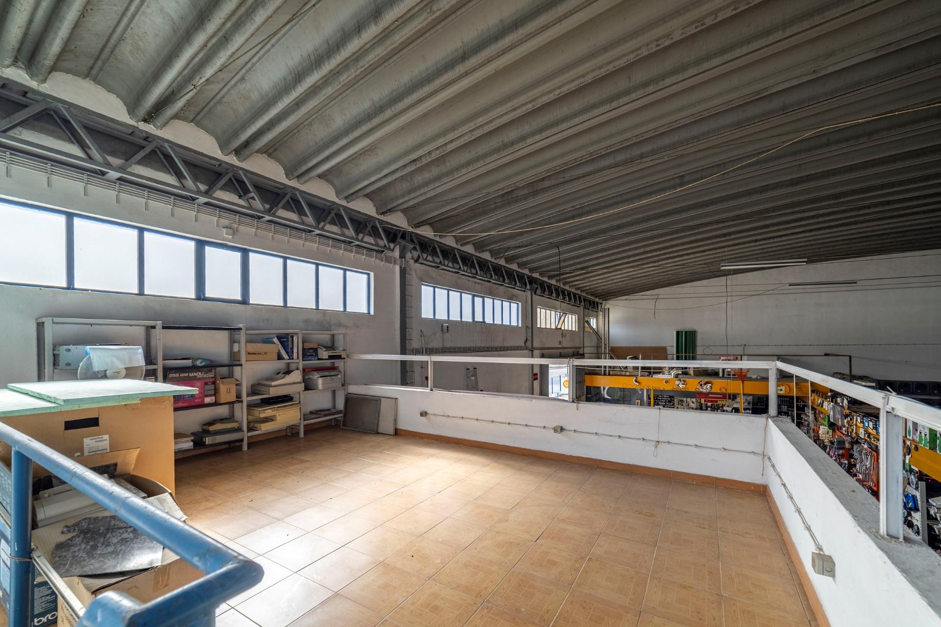 Armazém  Venda em Romeira e Várzea,Santarém