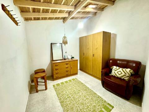 Prédio com amplo terreno em Garvão, Concelho de Ourique