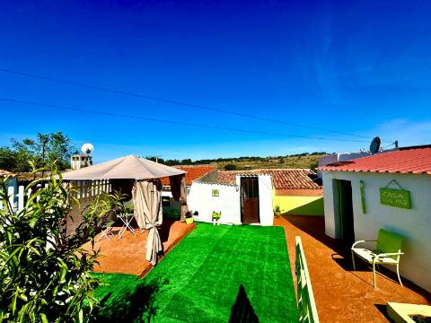 Prédio com amplo terreno em Garvão, Concelho de Ourique