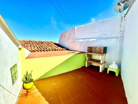 Prédio com amplo terreno em Garvão, Concelho de Ourique