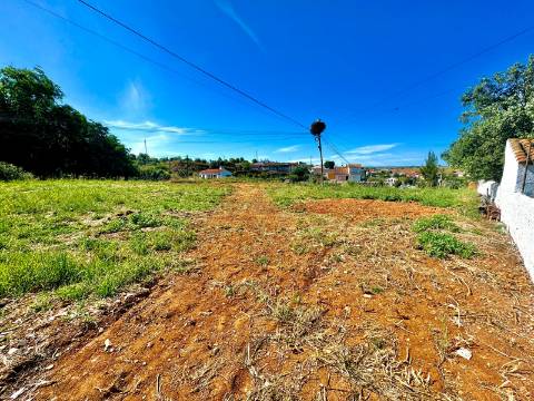 Prédio com amplo terreno em Garvão, Concelho de Ourique
