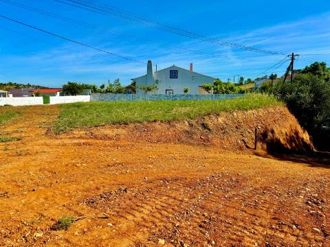 Prédio com amplo terreno em Garvão, Concelho de Ourique