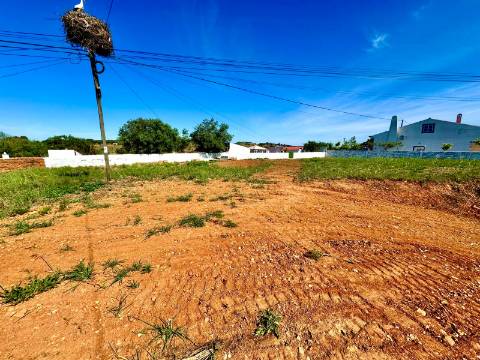 Prédio com amplo terreno em Garvão, Concelho de Ourique