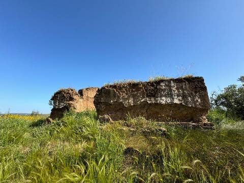 Herdade com 16,8 hectares com Ruína - Ourique - Barragem de Santa Clara