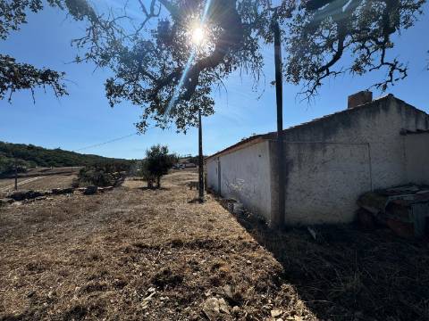 Herdade com dois Montes Alentejanos para Recuperar