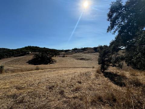 Herdade com dois Montes Alentejanos para Recuperar