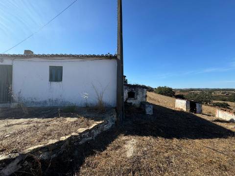 Herdade com dois Montes Alentejanos para Recuperar