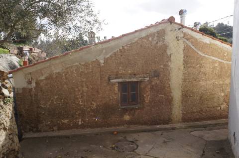 Moradia na Aldeia das Amoreiras em fase de renovação com materiais naturais e respiráveis