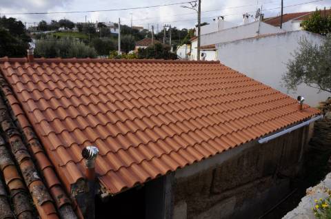 Moradia na Aldeia das Amoreiras em fase de renovação com materiais naturais e respiráveis