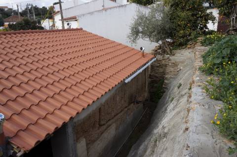 Moradia na Aldeia das Amoreiras em fase de renovação com materiais naturais e respiráveis
