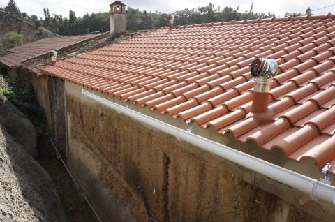 Moradia na Aldeia das Amoreiras em fase de renovação com materiais naturais e respiráveis