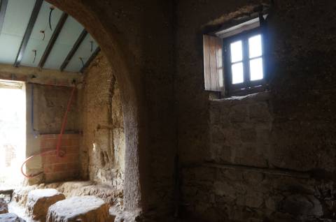 Moradia na Aldeia das Amoreiras em fase de renovação com materiais naturais e respiráveis