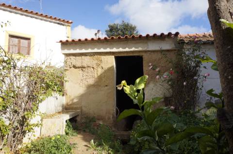 Moradia na Aldeia das Amoreiras em fase de renovação com materiais naturais e respiráveis