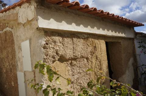 Moradia na Aldeia das Amoreiras em fase de renovação com materiais naturais e respiráveis
