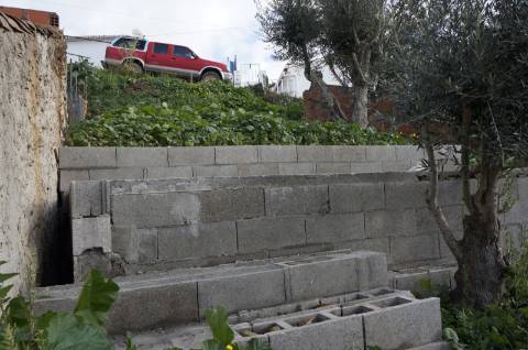 Moradia na Aldeia das Amoreiras em fase de renovação com materiais naturais e respiráveis