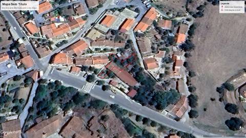 Moradia na Aldeia das Amoreiras em fase de renovação com materiais naturais e respiráveis