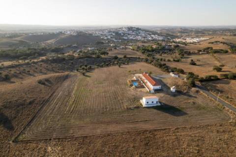 Moradia de Luxo no Alentejo: Tradição, Conforto e Vista Deslumbrante para a Planície