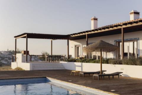 Moradia de Luxo no Alentejo: Tradição, Conforto e Vista Deslumbrante para a Planície