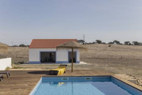 Moradia de Luxo no Alentejo: Tradição, Conforto e Vista Deslumbrante para a Planície