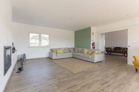 Moradia de Luxo no Alentejo: Tradição, Conforto e Vista Deslumbrante para a Planície