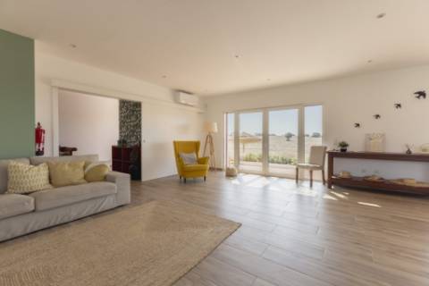 Moradia de Luxo no Alentejo: Tradição, Conforto e Vista Deslumbrante para a Planície