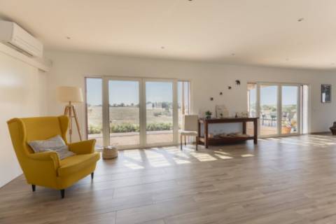 Moradia de Luxo no Alentejo: Tradição, Conforto e Vista Deslumbrante para a Planície