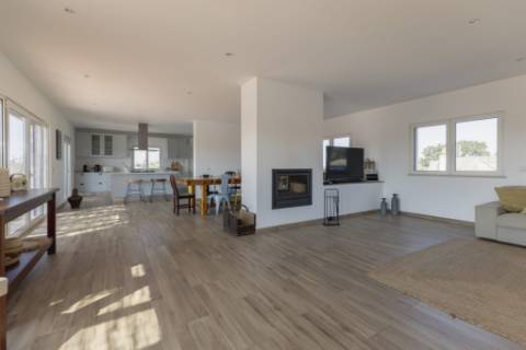 Moradia de Luxo no Alentejo: Tradição, Conforto e Vista Deslumbrante para a Planície