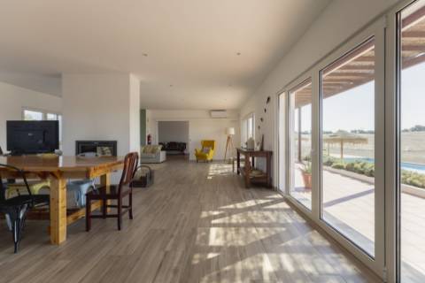 Moradia de Luxo no Alentejo: Tradição, Conforto e Vista Deslumbrante para a Planície