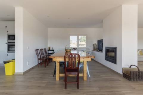 Moradia de Luxo no Alentejo: Tradição, Conforto e Vista Deslumbrante para a Planície