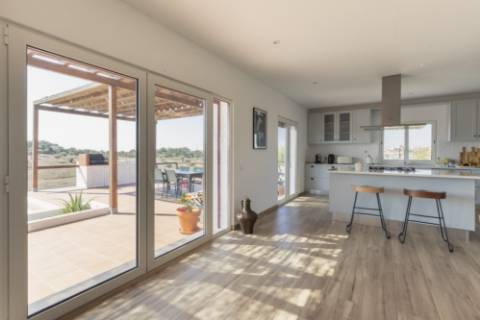 Moradia de Luxo no Alentejo: Tradição, Conforto e Vista Deslumbrante para a Planície