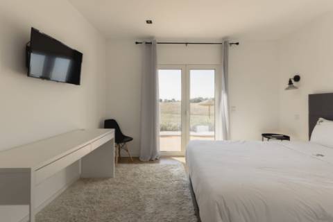 Moradia de Luxo no Alentejo: Tradição, Conforto e Vista Deslumbrante para a Planície