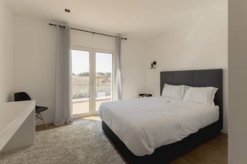 Moradia de Luxo no Alentejo: Tradição, Conforto e Vista Deslumbrante para a Planície