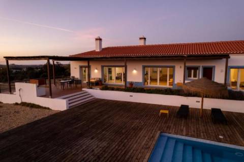 Moradia de Luxo no Alentejo: Tradição, Conforto e Vista Deslumbrante para a Planície