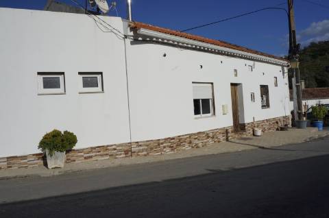 Moradia T3 com Estabelecimento Comercial no Coração de Vale de Santiago