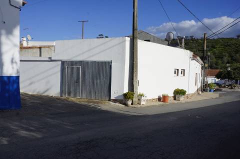 Moradia T3 com Estabelecimento Comercial no Coração de Vale de Santiago