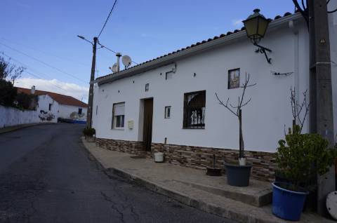 Moradia T3 com Estabelecimento Comercial no Coração de Vale de Santiago