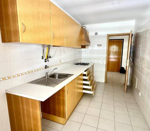 Apartamento T2 com Excelente Localização a Apenas 10 Minutos da Praia