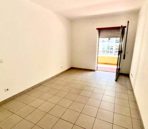Apartamento T2 com Excelente Localização a Apenas 10 Minutos da Praia