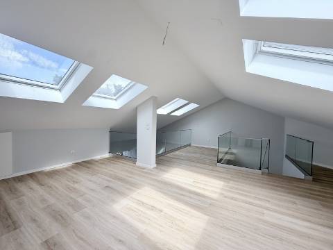 Apartamento T3+1 Centro de Carcavelos