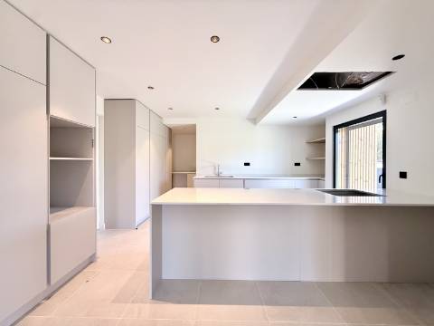 Moradia T4 de Arquitetura Contemporânea com Piscina e Jardim em Birre, Cascais