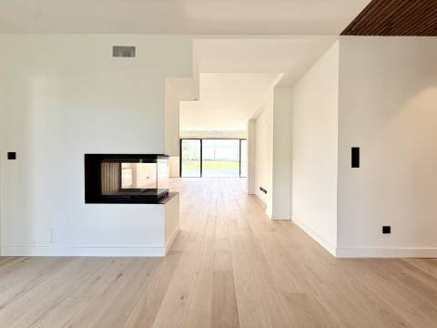 Moradia T4 de Arquitetura Contemporânea com Piscina e Jardim em Birre, Cascais