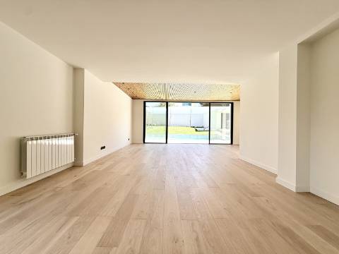 Moradia T4 de Arquitetura Contemporânea com Piscina e Jardim em Birre, Cascais
