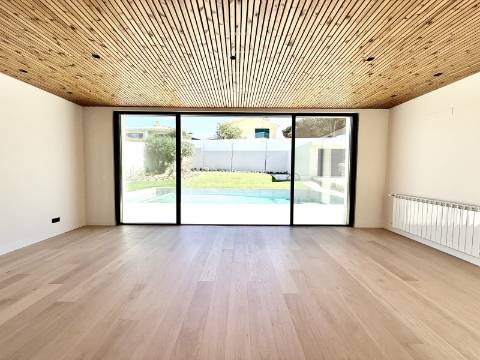 Moradia T4 de Arquitetura Contemporânea com Piscina e Jardim em Birre, Cascais