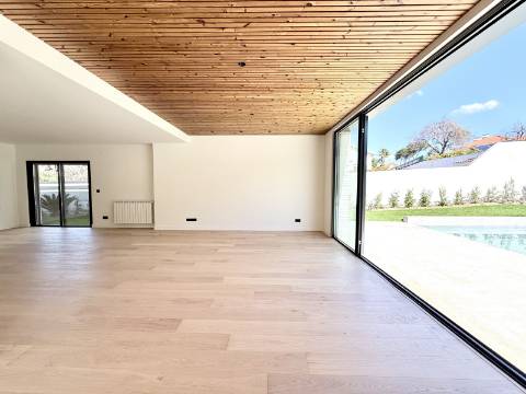 Moradia T4 de Arquitetura Contemporânea com Piscina e Jardim em Birre, Cascais