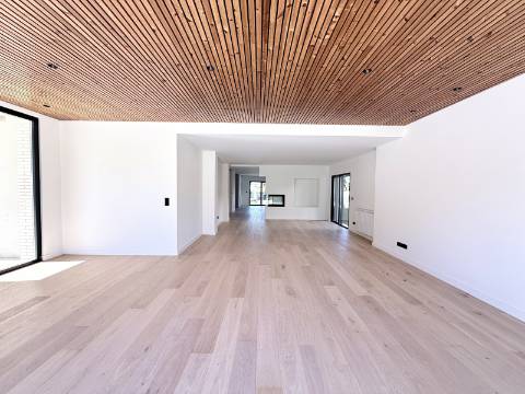 Moradia T4 de Arquitetura Contemporânea com Piscina e Jardim em Birre, Cascais